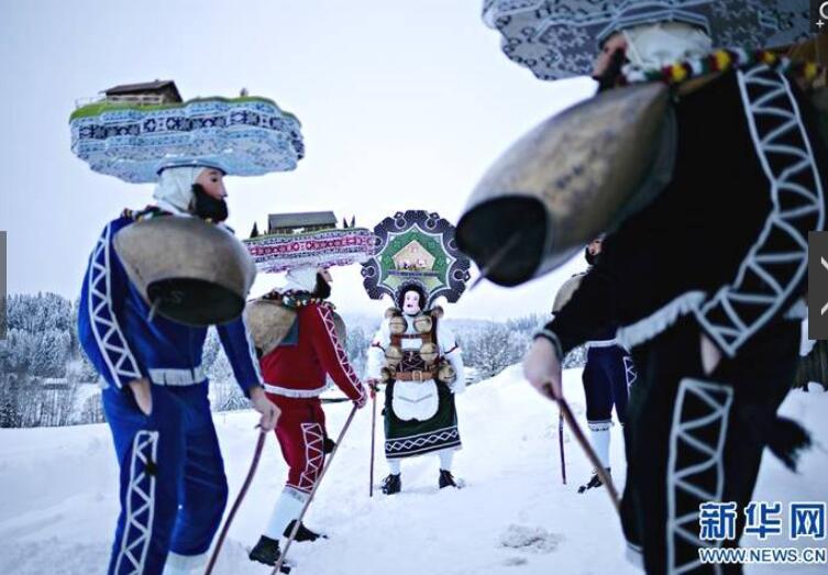 大雪里的喜庆瑞士山村牛铃声里庆新年