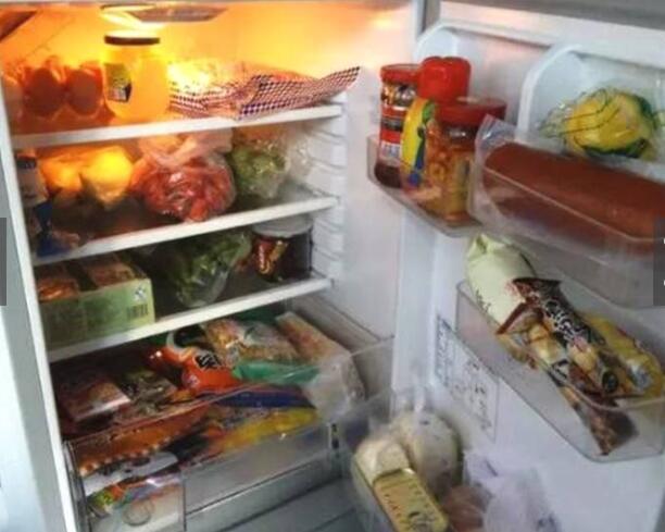 你家冰箱是这样的吗？我们都知道 存放冰箱里的食物可以延长保质期 不过 你知道吗 有些食物却不适宜放冰箱保存 赶紧看看吧~
