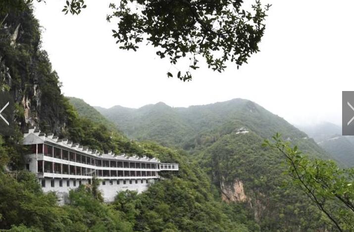 一山村有一"悬崖酒店",上下共三层,仿佛置身仙境